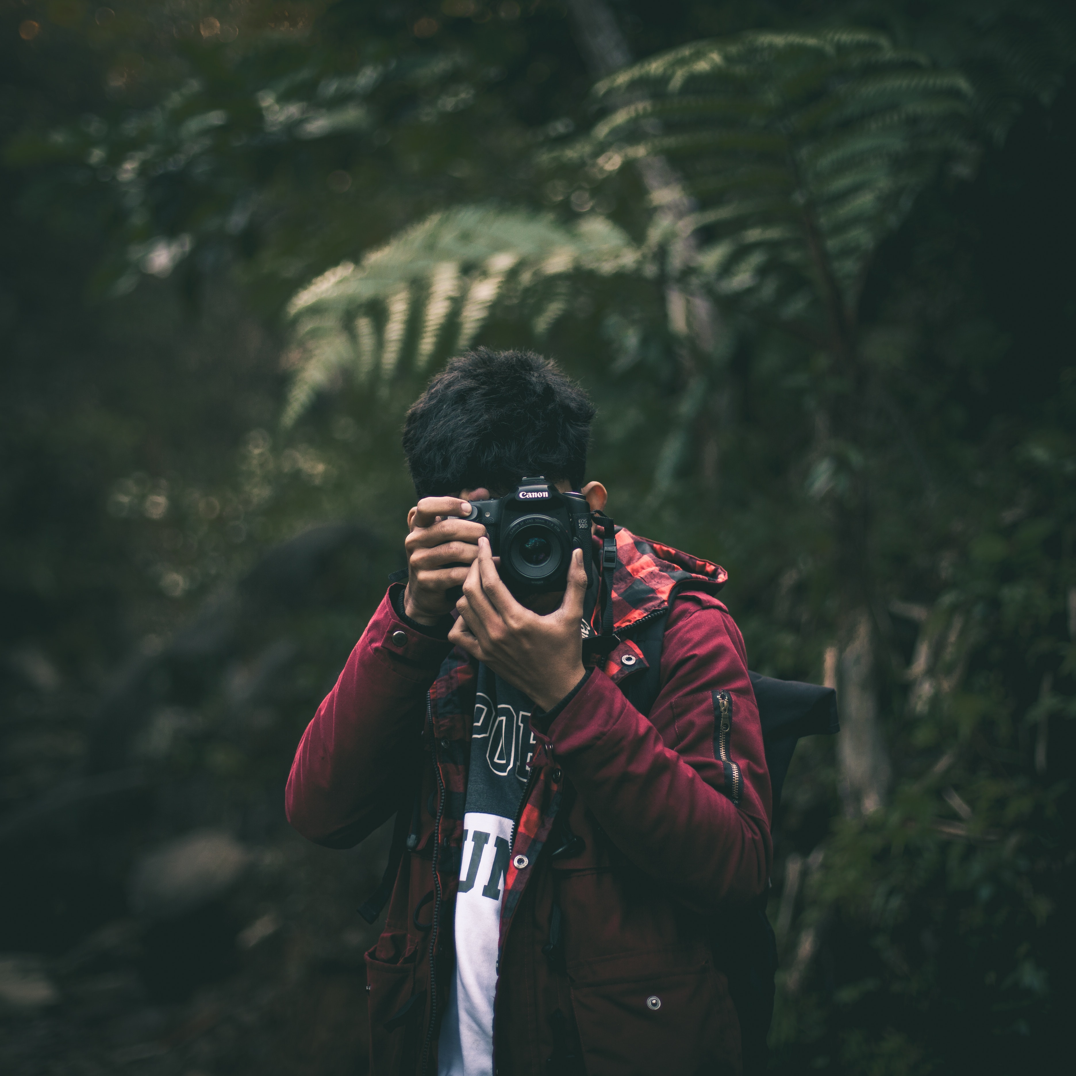 Detail Foto Orang Pegang Kamera Nomer 6