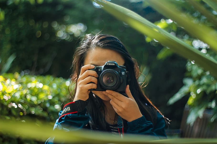 Detail Foto Orang Pegang Kamera Nomer 47