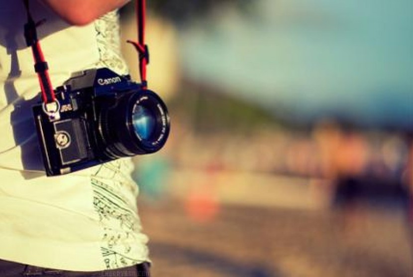 Detail Foto Orang Pegang Kamera Nomer 49