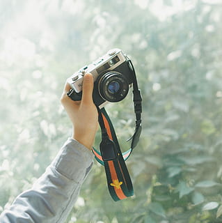 Detail Foto Orang Pegang Kamera Nomer 50