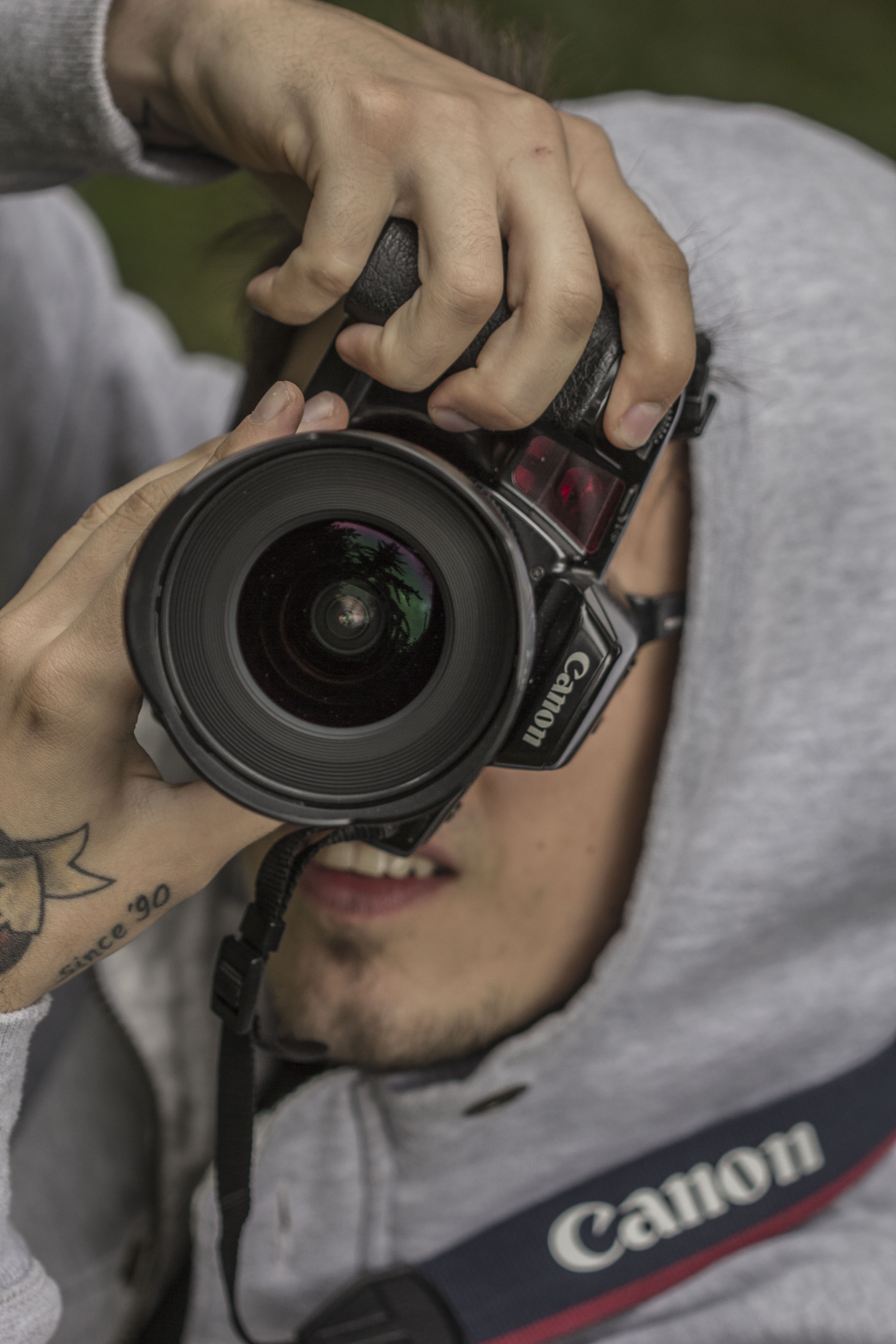 Detail Foto Orang Pegang Kamera Nomer 52