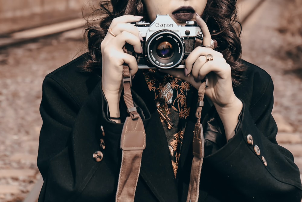 Detail Foto Orang Pegang Kamera Nomer 55