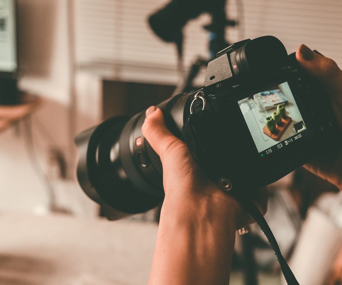 Detail Foto Orang Pegang Kamera Nomer 10