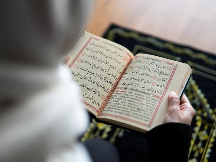 Detail Foto Orang Sedang Membaca Al Qur An Nomer 2