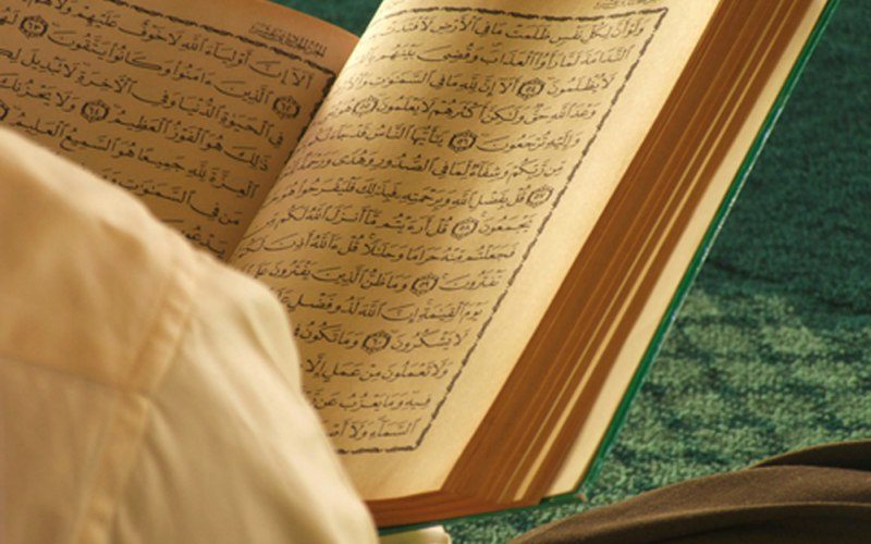 Detail Foto Orang Sedang Membaca Al Qur An Nomer 11
