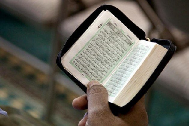 Detail Foto Orang Sedang Membaca Al Qur An Nomer 17