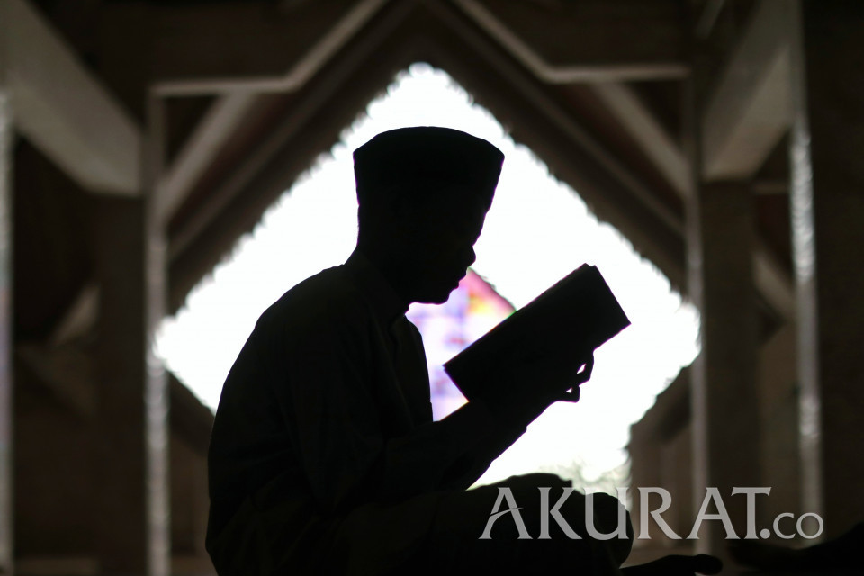 Detail Foto Orang Sedang Membaca Al Qur An Nomer 20