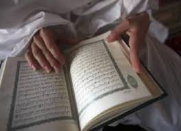 Detail Foto Orang Sedang Membaca Al Qur An Nomer 24