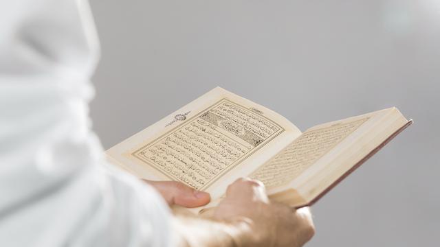 Detail Foto Orang Sedang Membaca Al Qur An Nomer 25
