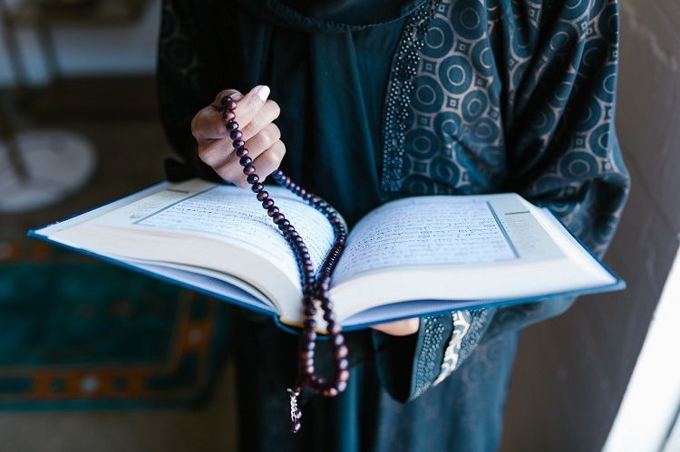 Detail Foto Orang Sedang Membaca Al Qur An Nomer 27