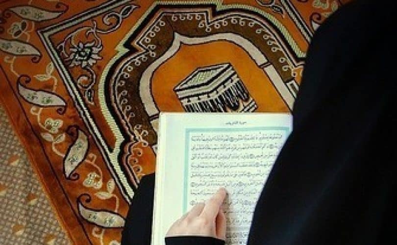 Detail Foto Orang Sedang Membaca Al Qur An Nomer 4