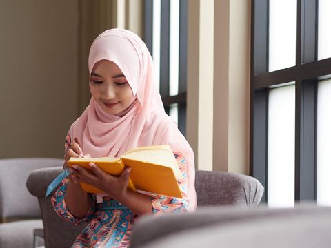 Detail Foto Orang Sedang Membaca Al Qur An Nomer 29