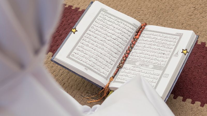 Detail Foto Orang Sedang Membaca Al Qur An Nomer 33