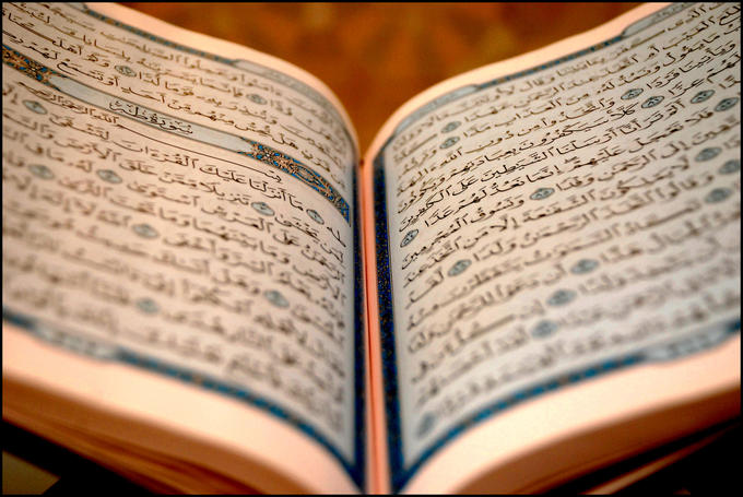 Detail Foto Orang Sedang Membaca Al Qur An Nomer 34