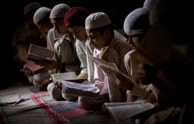 Detail Foto Orang Sedang Membaca Al Qur An Nomer 35