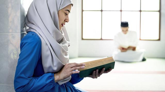 Detail Foto Orang Sedang Membaca Al Qur An Nomer 46