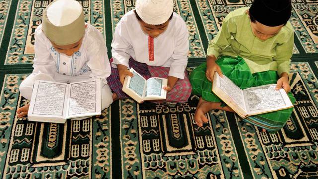 Detail Foto Orang Sedang Membaca Al Qur An Nomer 48