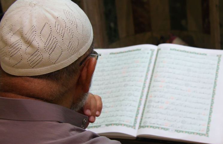 Detail Foto Orang Sedang Membaca Al Qur An Nomer 51