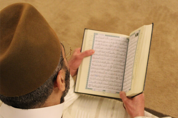 Detail Foto Orang Sedang Membaca Al Qur An Nomer 55