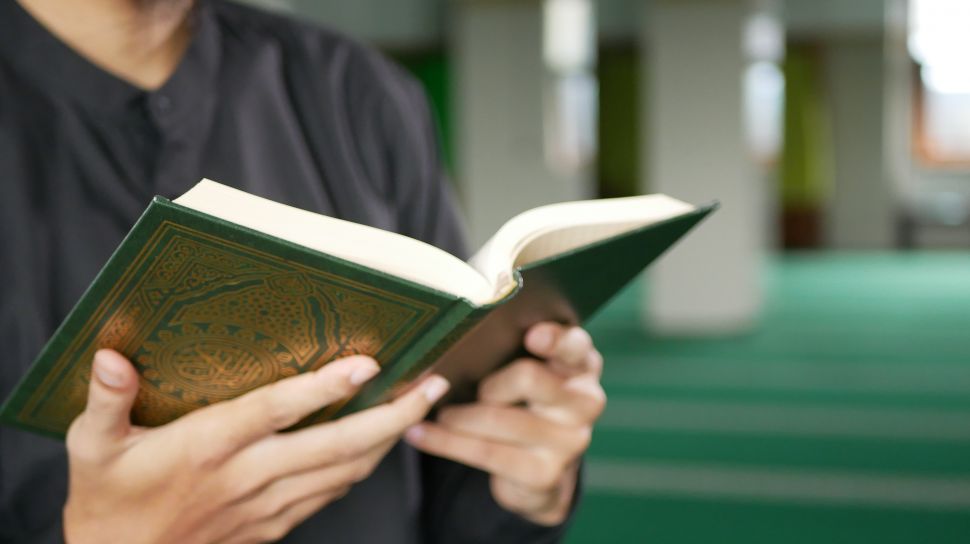 Detail Foto Orang Sedang Membaca Al Qur An Nomer 7