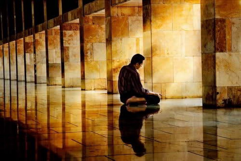 Detail Foto Orang Sedang Sholat Nomer 3