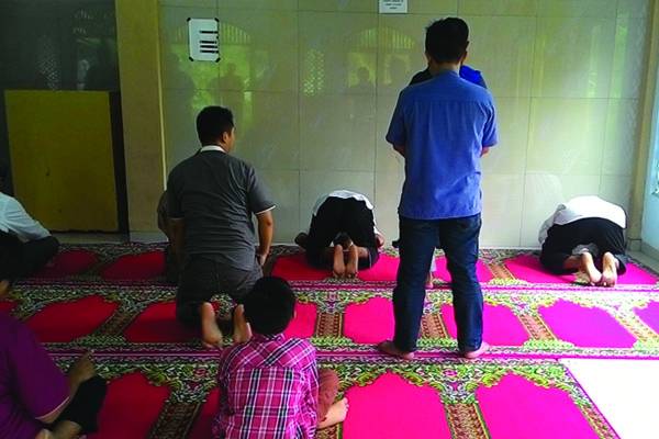 Detail Foto Orang Sedang Sholat Nomer 27