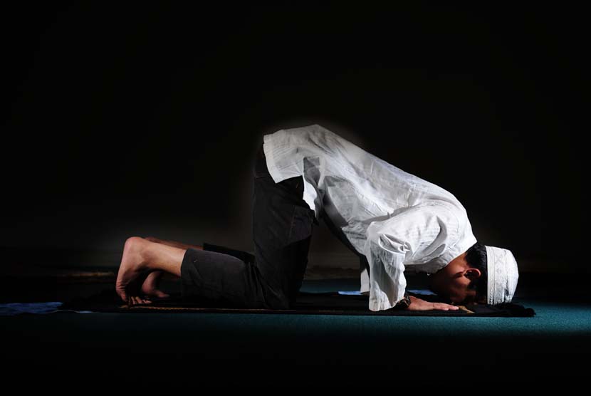 Detail Foto Orang Sedang Sholat Nomer 6