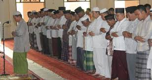 Detail Foto Orang Sholat Berjamaah Nomer 2