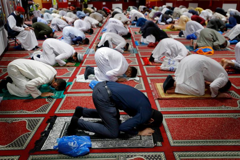 Detail Foto Orang Sholat Berjamaah Nomer 10