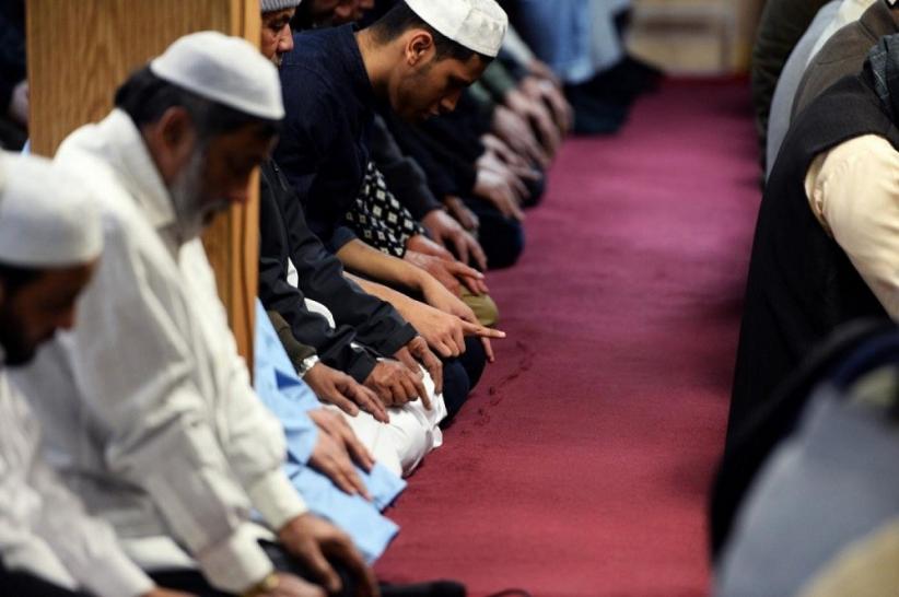 Detail Foto Orang Sholat Berjamaah Nomer 11