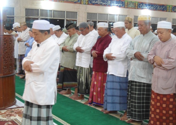 Detail Foto Orang Sholat Berjamaah Nomer 16