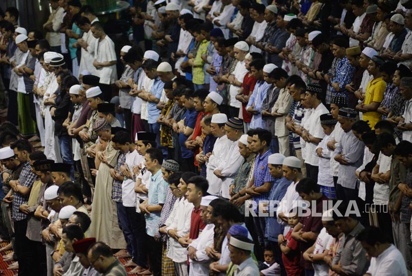 Detail Foto Orang Sholat Berjamaah Nomer 34