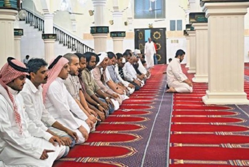 Detail Foto Orang Sholat Berjamaah Nomer 5