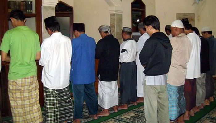 Detail Foto Orang Sholat Berjamaah Nomer 6