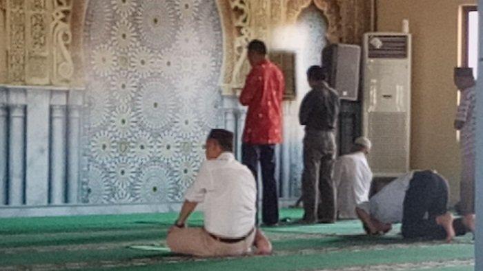 Detail Foto Orang Sholat Di Masjid Nomer 13