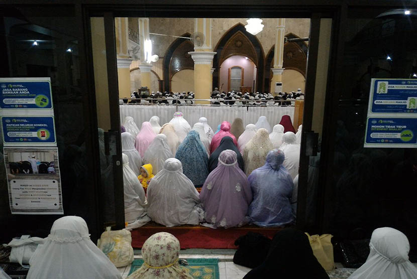 Detail Foto Orang Sholat Di Masjid Nomer 14