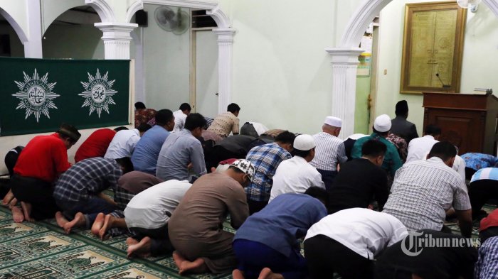 Detail Foto Orang Sholat Di Masjid Nomer 46