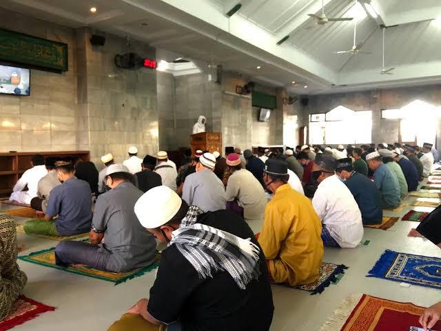 Detail Foto Orang Sholat Jumat Nomer 11