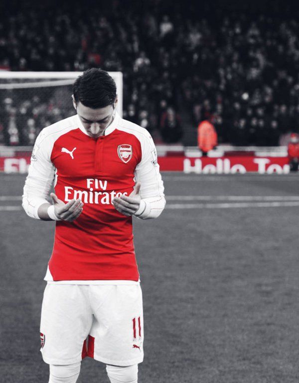 Detail Foto Ozil Berdoa Nomer 18