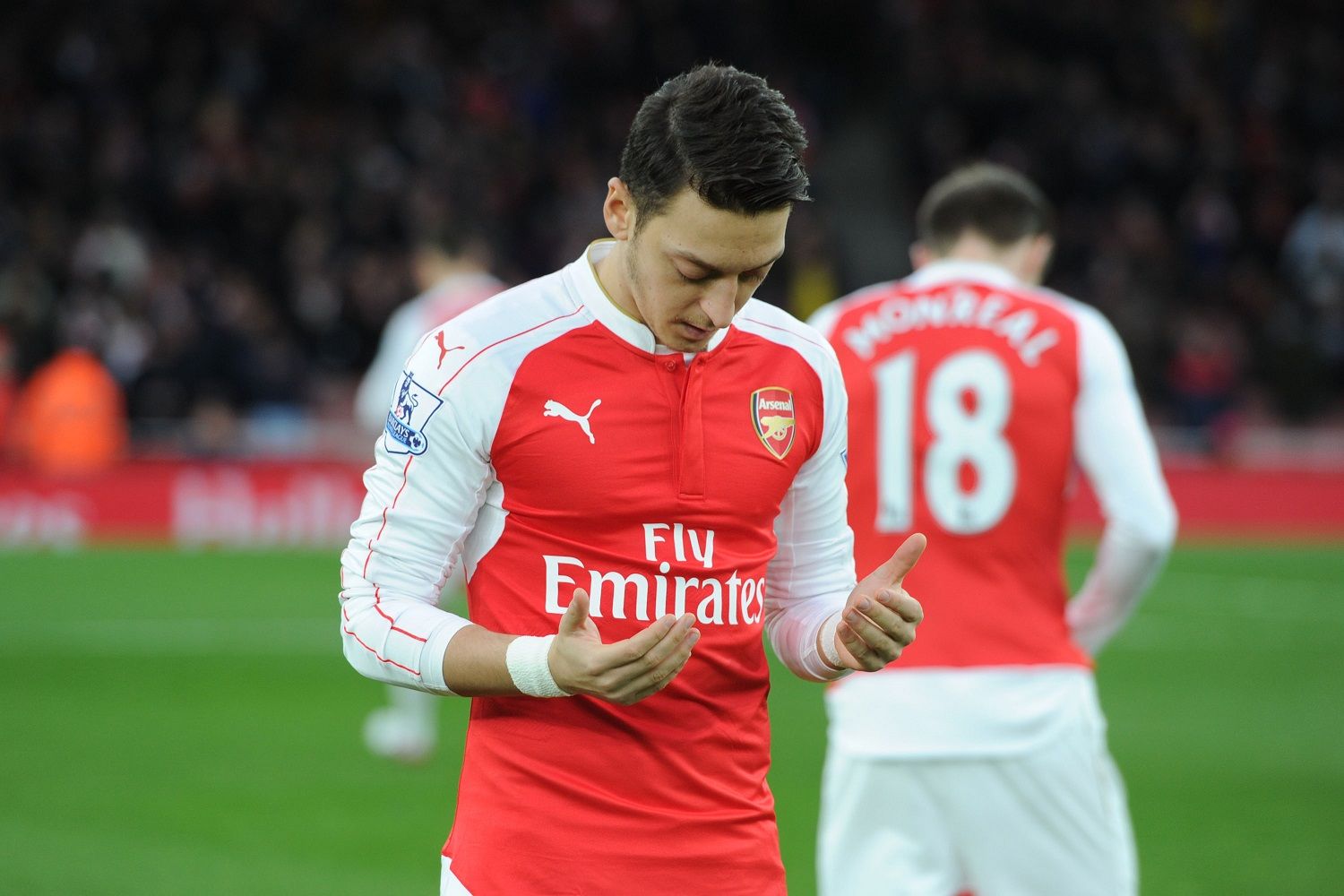 Detail Foto Ozil Berdoa Nomer 3