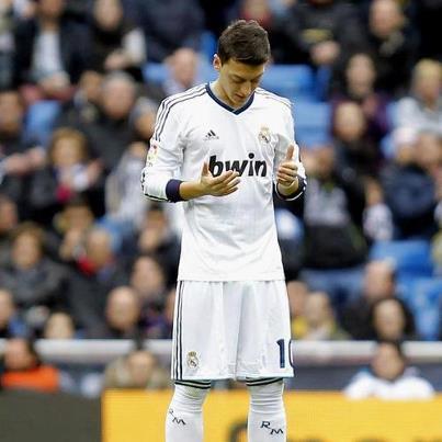 Detail Foto Ozil Berdoa Nomer 20