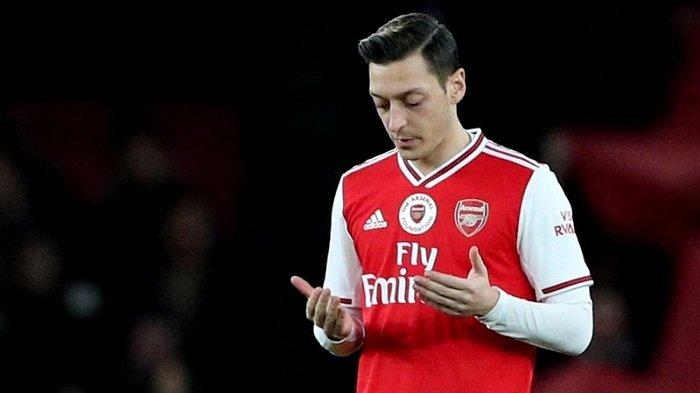 Detail Foto Ozil Berdoa Nomer 4