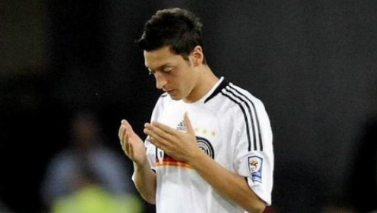 Detail Foto Ozil Berdoa Nomer 35