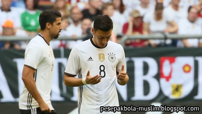 Detail Foto Ozil Berdoa Nomer 47