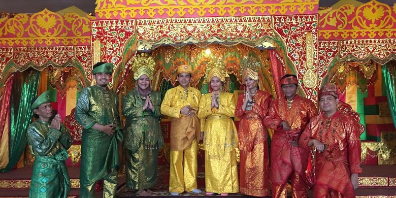 Detail Foto Pakaian Adat Melayu Riau Nomer 20