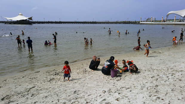 Detail Foto Pantai Ancol Nomer 8