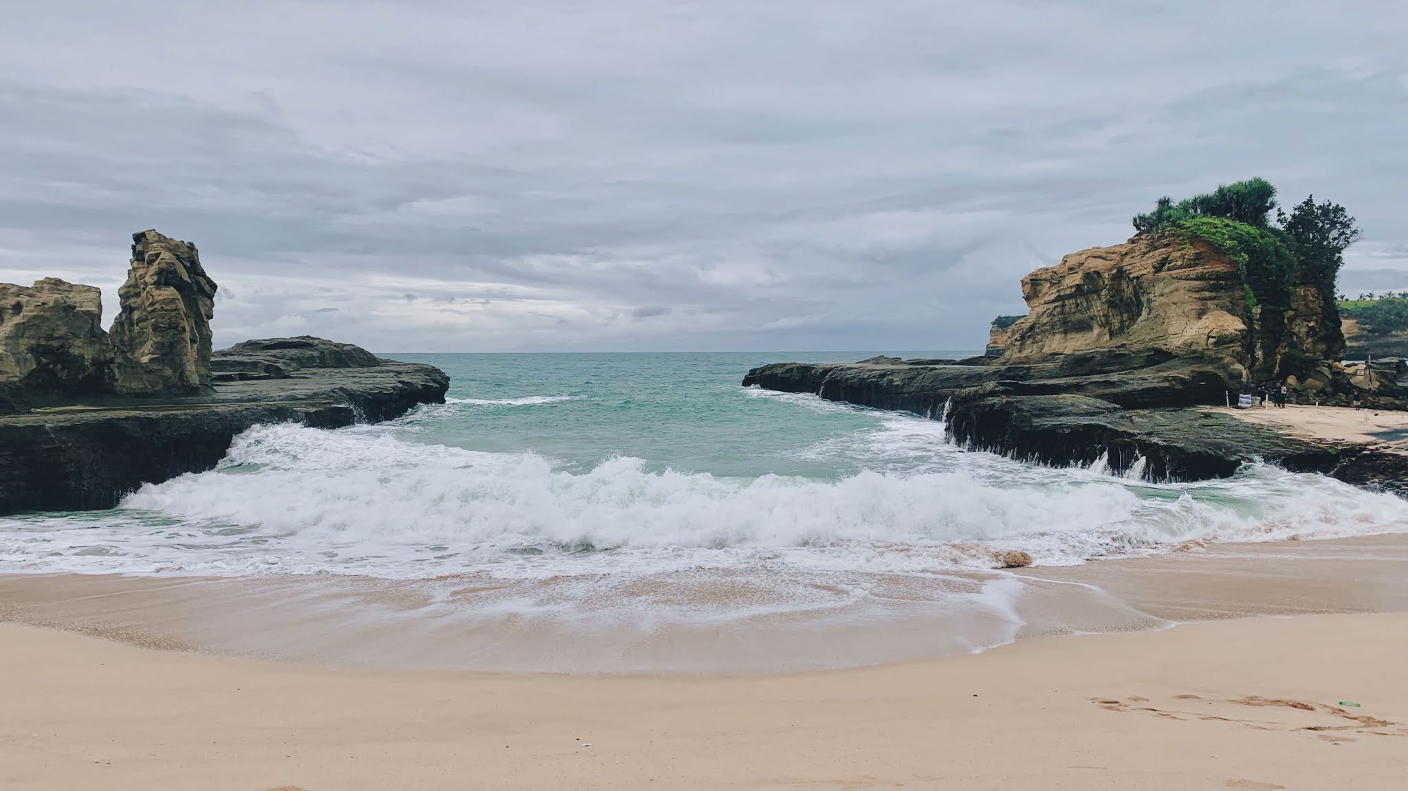 Detail Foto Pantai Klayar Nomer 27