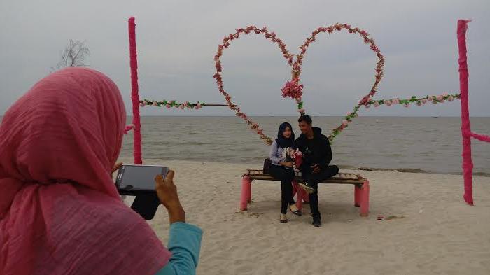 Detail Foto Pasangan Romantis Di Pantai Nomer 18