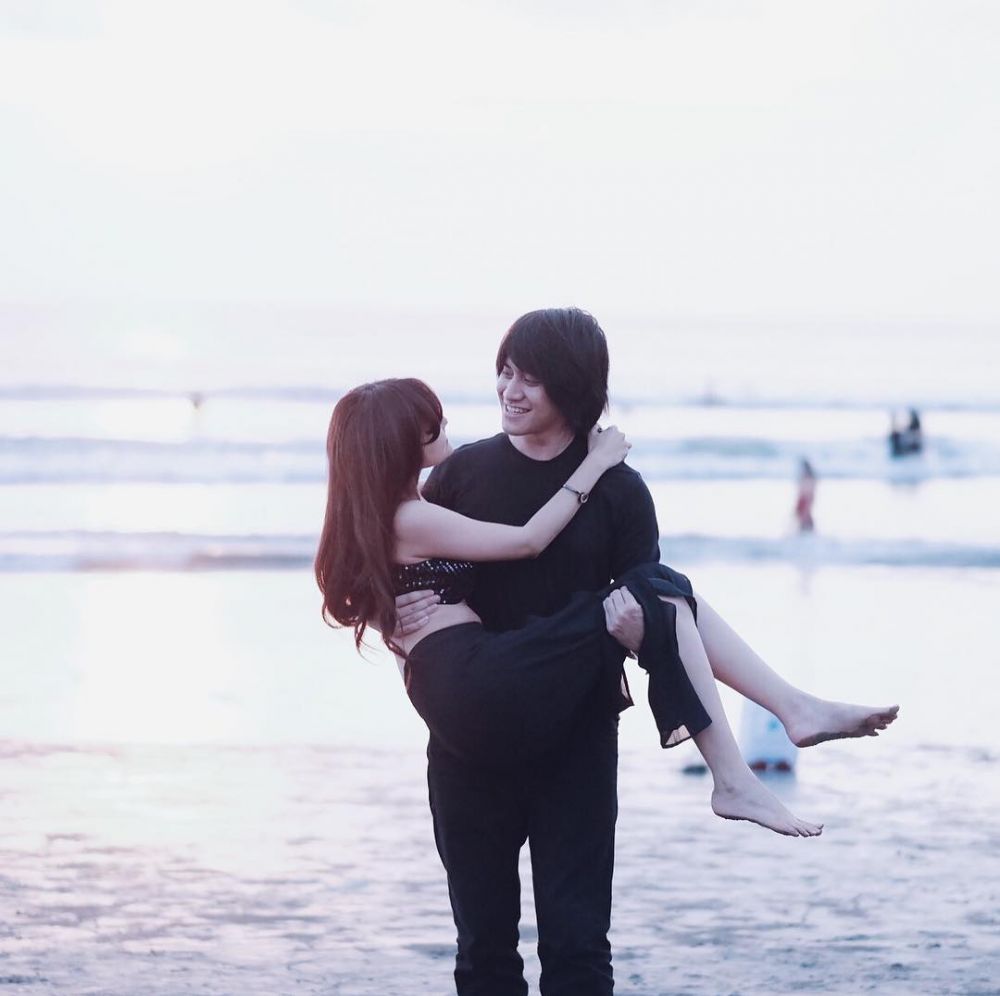 Detail Foto Pasangan Romantis Di Pantai Nomer 20