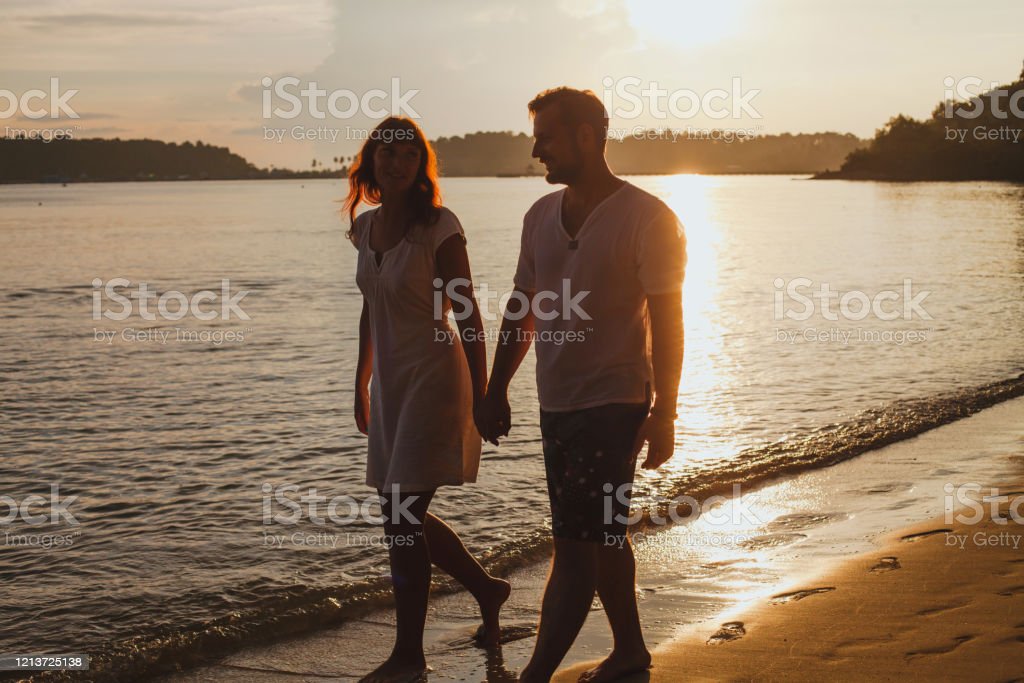 Detail Foto Pasangan Romantis Di Pantai Nomer 26